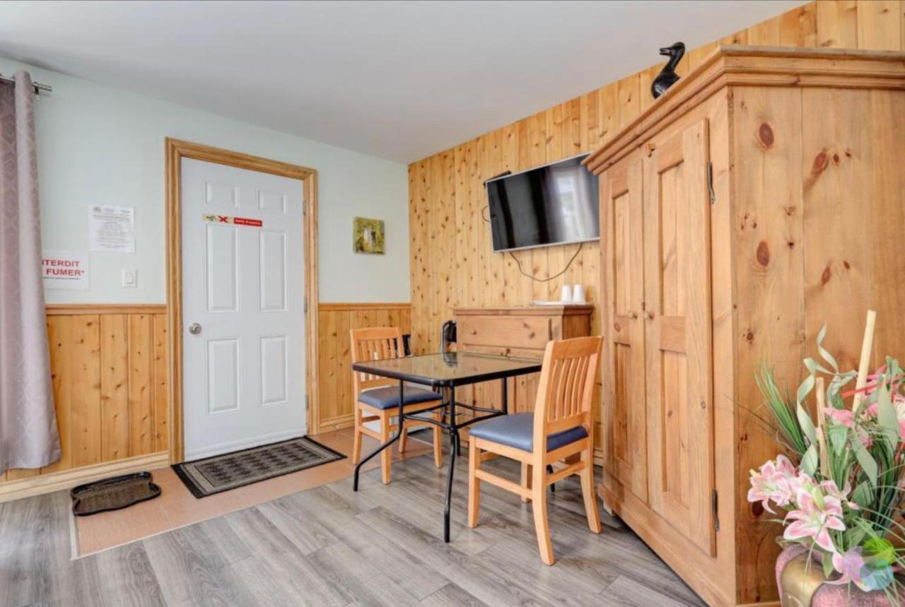 Hebergement Chez Le D Motel Saint Zenon Exterior photo